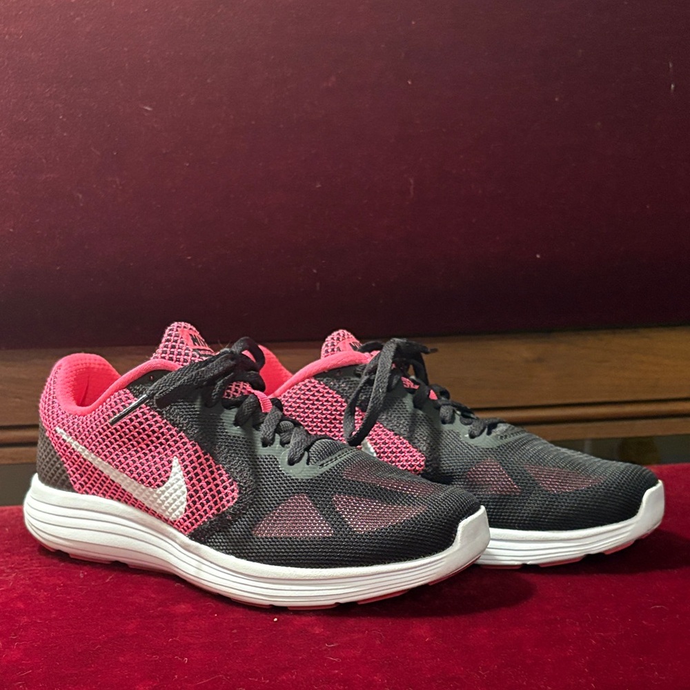 Nike Women's Black and Pink Mesh Athletic Shoes